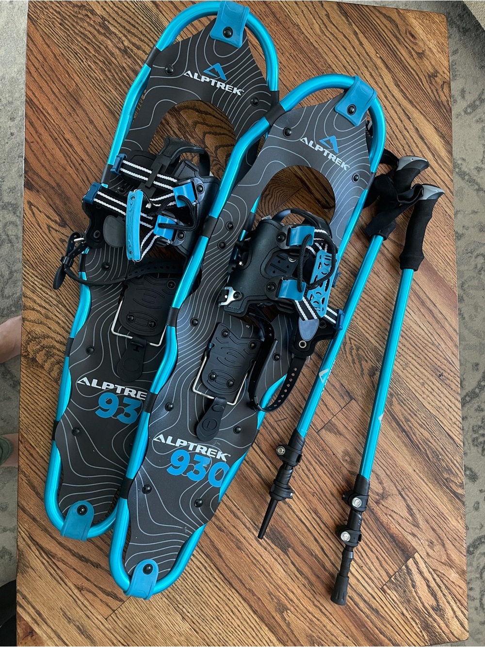 Alptrek 930 Turquoise Snowshoes with Poles
